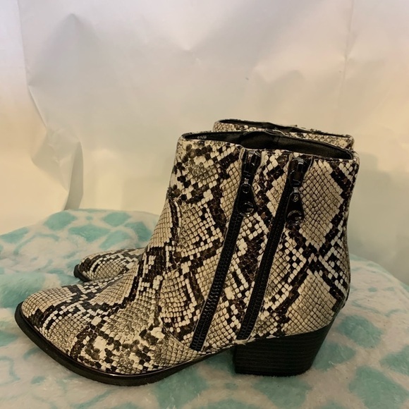 Guess Indee faux leather reptile embossed booties - Picture 4 of 9